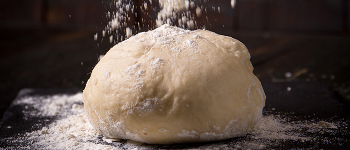 Levage de la pâte à pizza